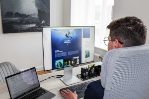 Mann vor seinem Screendesign